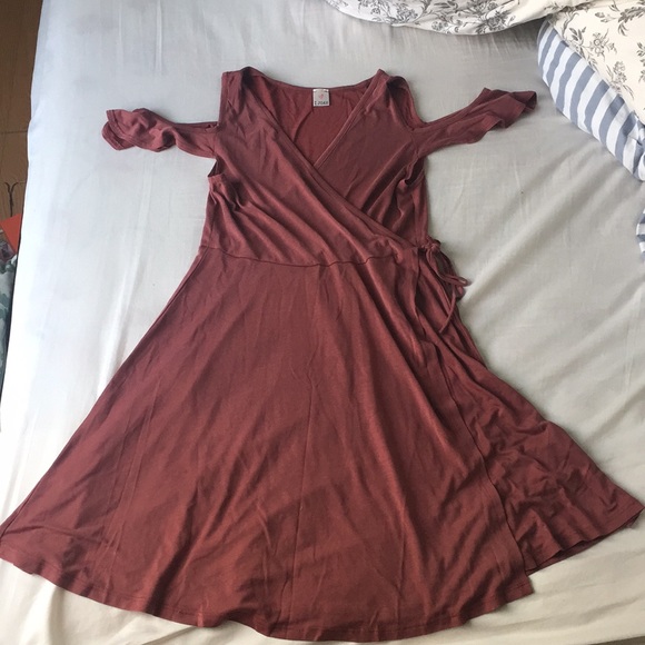 Tilly's Dresses & Skirts - ❤️OFF SHOULDER WRAP DRESS